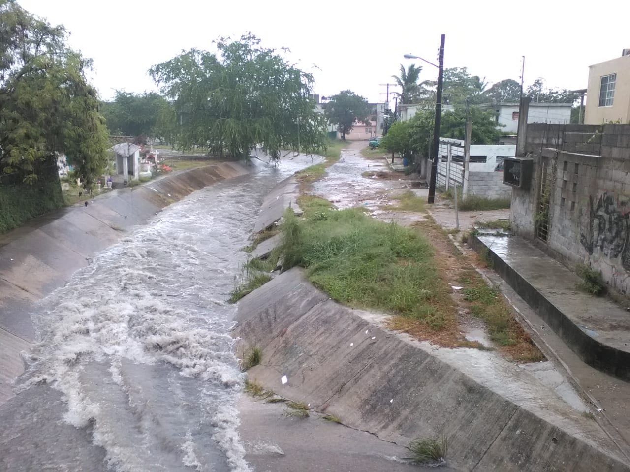 Se desborda canal a cielo abierto en la Borreguera