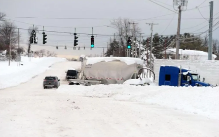 Se registra intensa nevada en NY; capas de nieve rebasan altura de una persona 