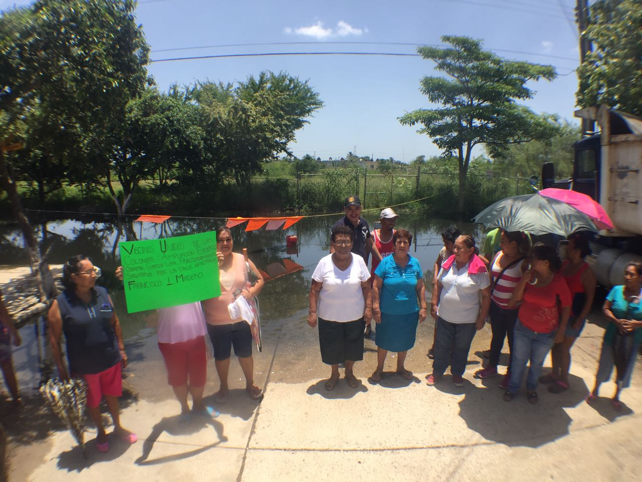 Amenazan con bloqueo si no arreglan fuga de aguas negras