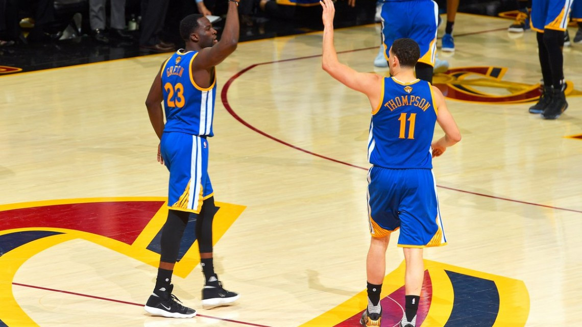 Golden State vence a Cleveland y acaricia el título de la NBA