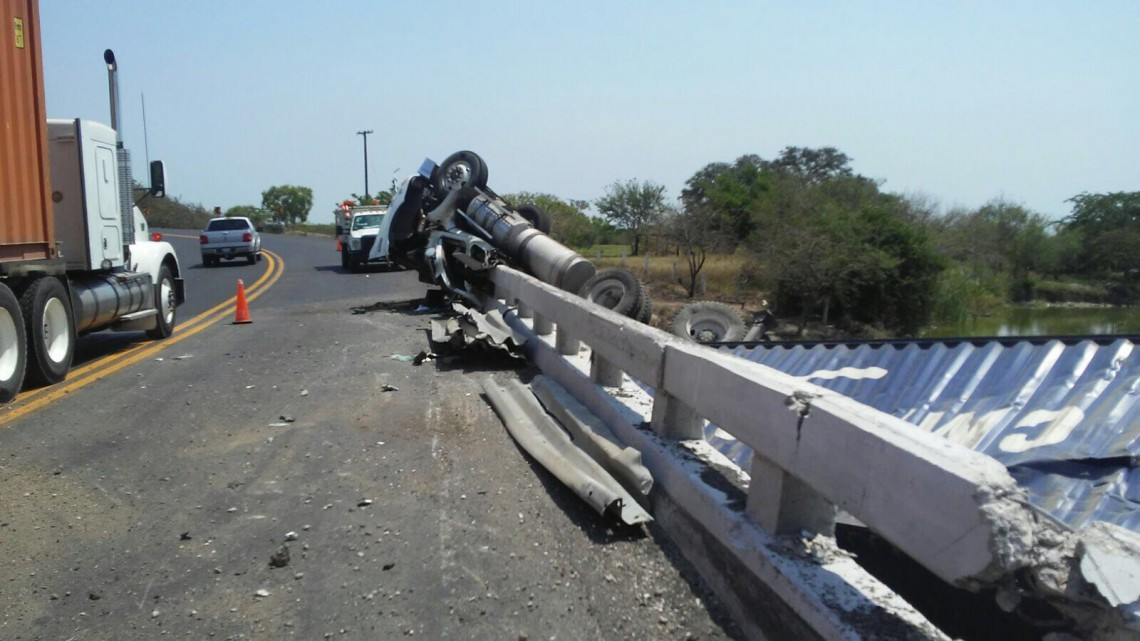 Menor de edad herido en volcadura de tráiler