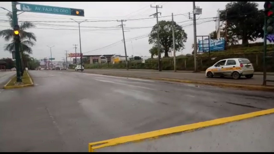 Desvían tránsito vehicular en Avenida Hidalgo por paso San Pedro