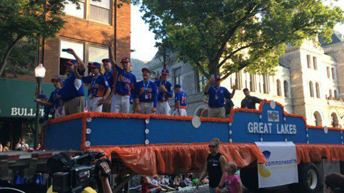 Equipos desfilan previo al arranque de la Serie Mundial LL