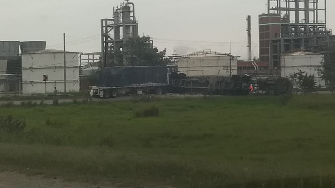 Vuelca tráiler en el distribuidor vial del puerto de Altamira