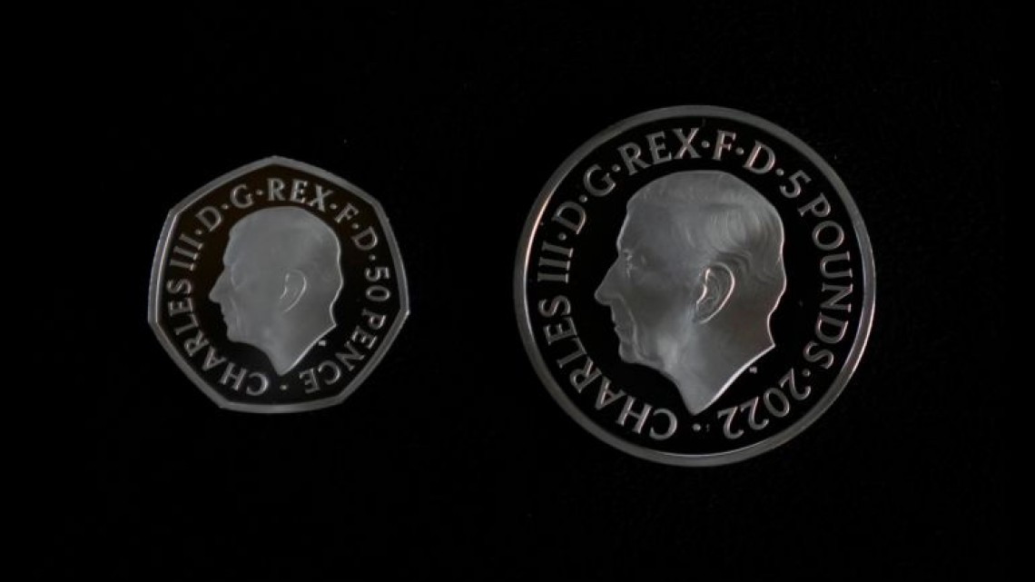 Presentan primeras monedas con el retrato del rey Carlos III