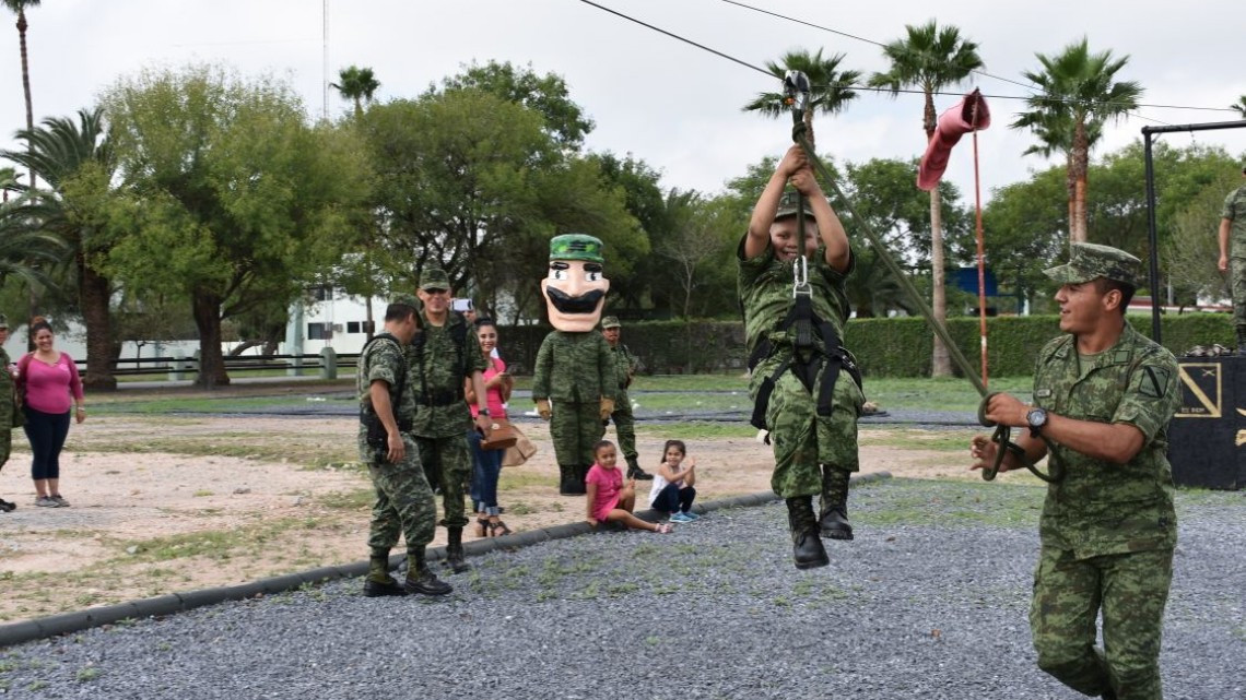 Juan Pablo Macarena es nombrado Soldado Honorario por un día
