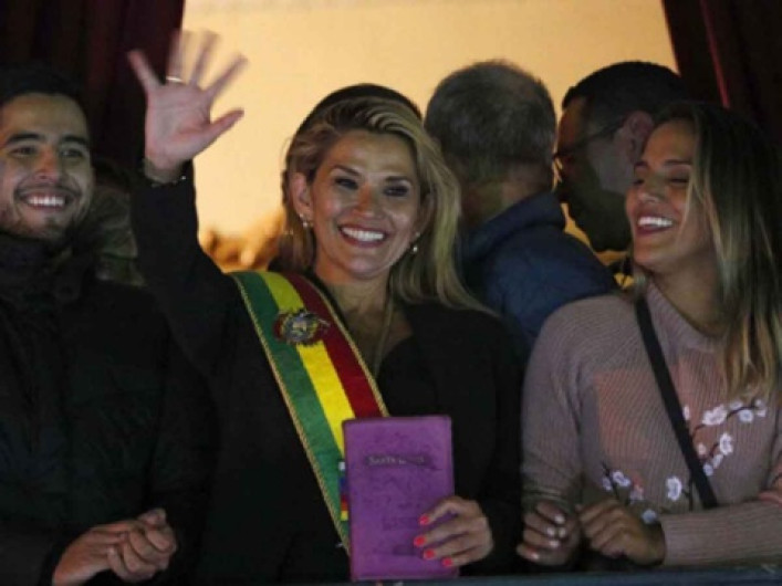 Presidenta interina de Bolivia da positivo a COVID-19