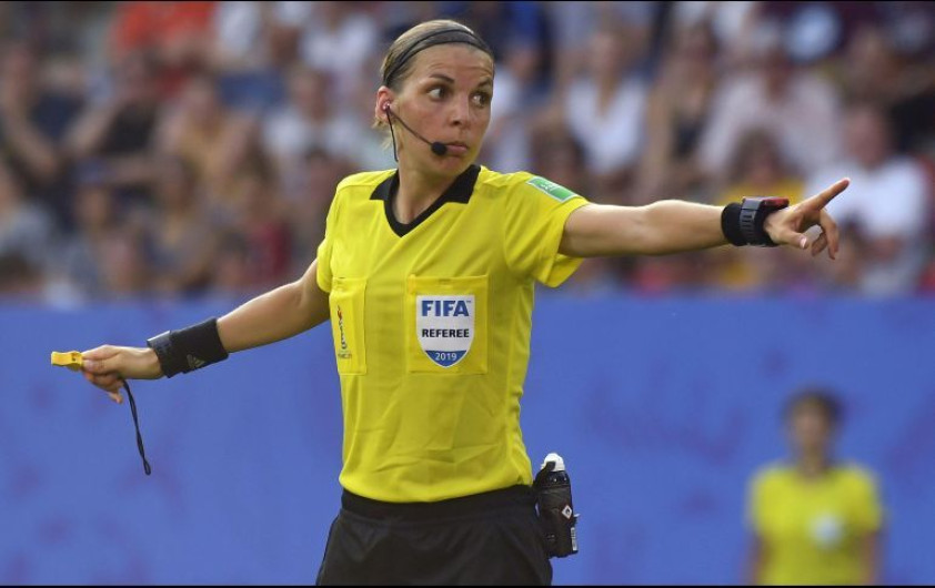  Stéphanie Frappart será la primera mujer en dirigir una final europea varonil