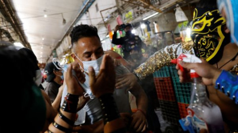 Luchadores dejan el ring para combatir el COVID-19 en la Central de Abastos 