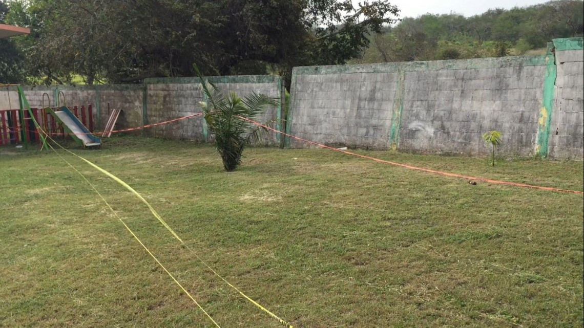 Niños en riesgo por barda apunto de colapsarse