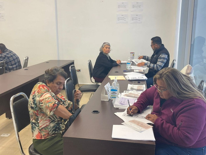 Entrega CREDE apoyos a estudiantes y maestros jubilados