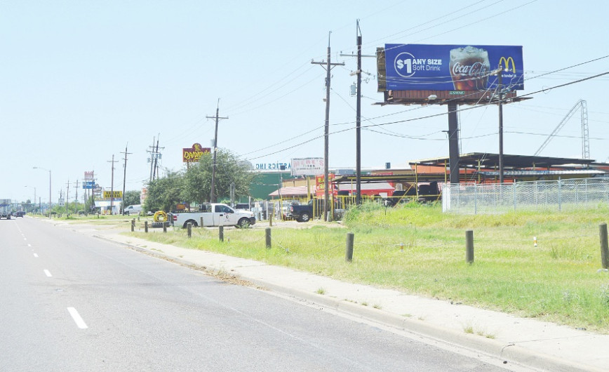 Mueren dos jóvenes prensados por auto
