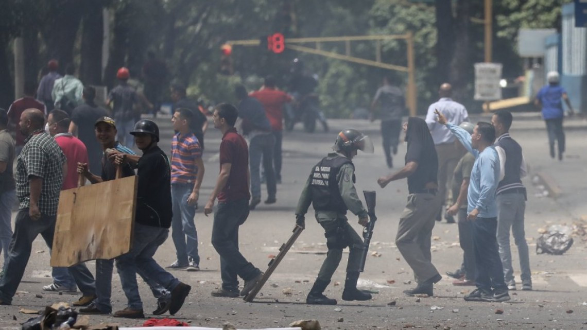 Al menos dos muertos en huelga general de Venezuela