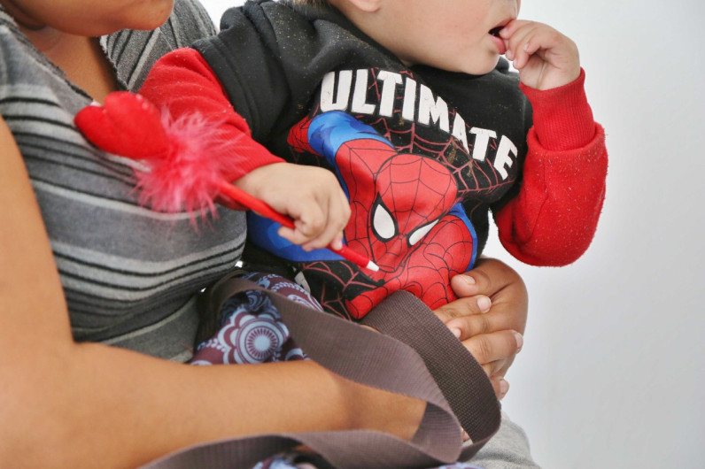 Menor encontrado en la carretera regresa con su madre