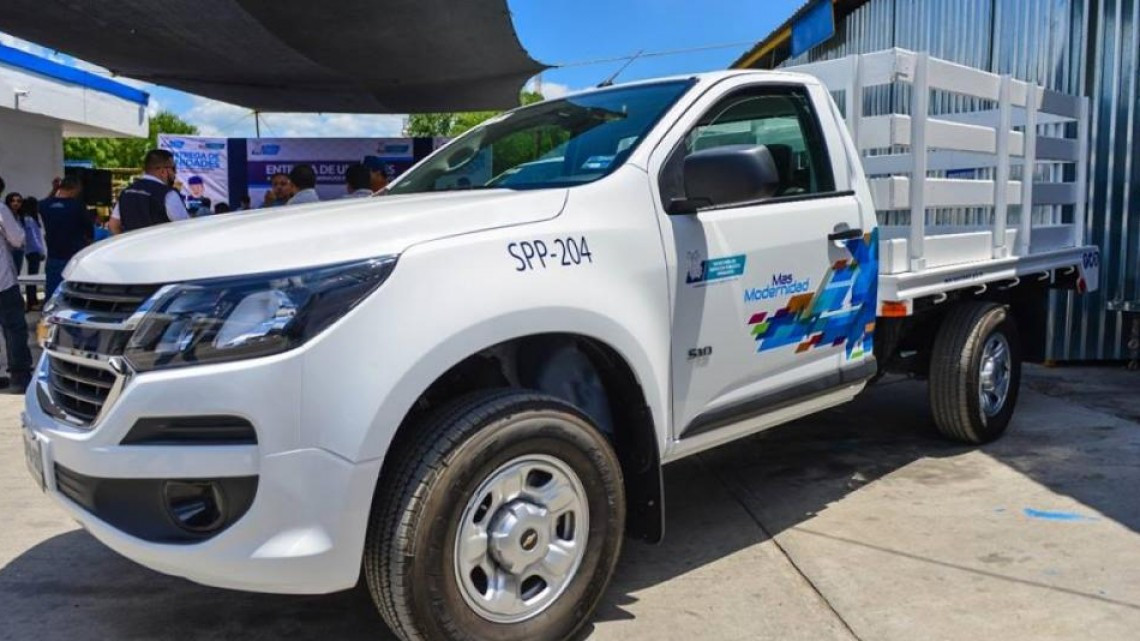 Alcalde de Nuevo Laredo entrega camionetas a SPP