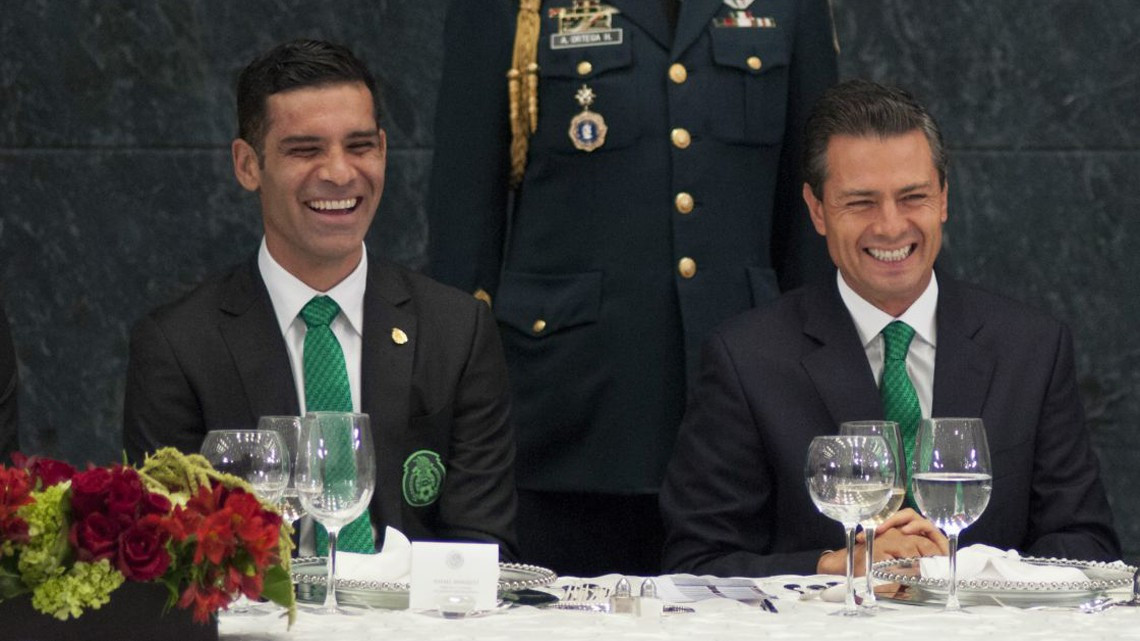 Políticos retiran fotos con Rafa Márquez y Julión Álvarez