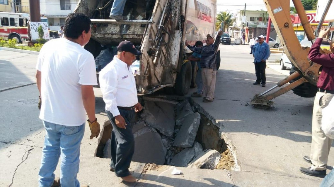 Cae camión de basura en socavón en Ciudad Madero
