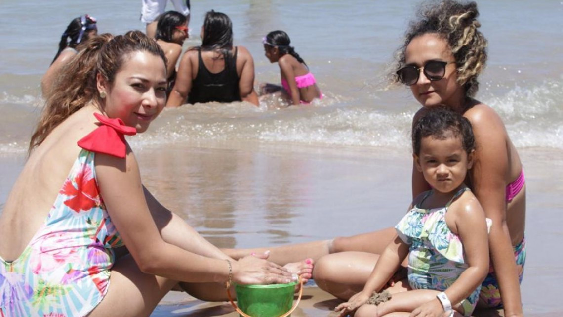 Vacacionistas abarrotan playa Miramar en Madero