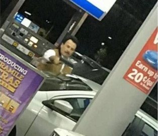 Exhiben a alcalde tijuanense comprando gasolina en EU