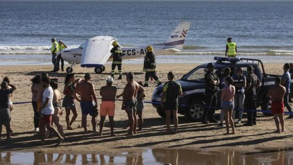Avioneta aterriza en playa de Portugal dejando 2 muertos
