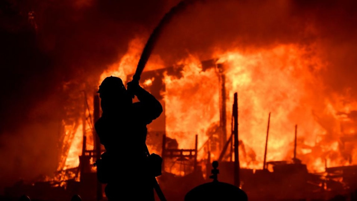 Evacuan a 20 mil civiles al norte de California por incendios 