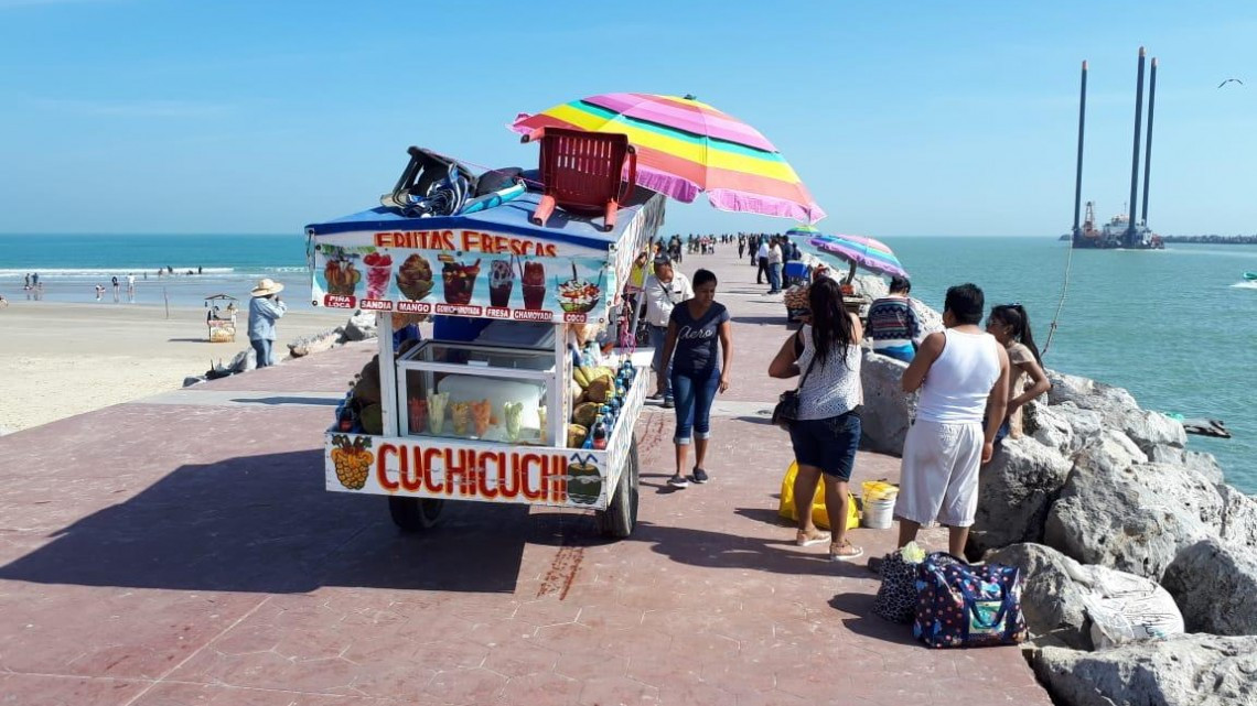 Con fuerte operativo retiran a  comerciantes en escollera de Playa Miramar