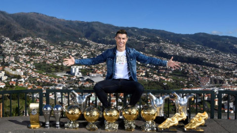 Ronaldo posa con todos sus trofeos