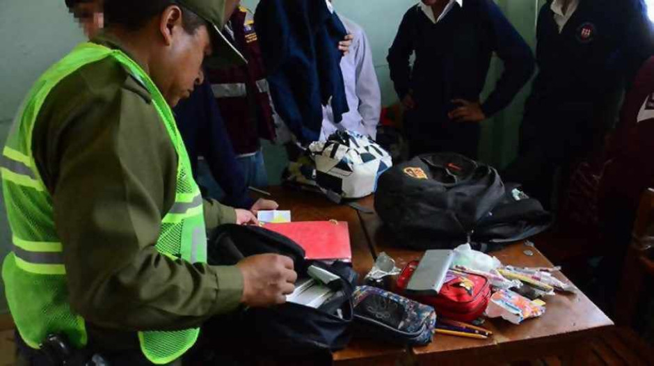 Policías decomisan armas réplica y navajas en operativo Mochila Segura