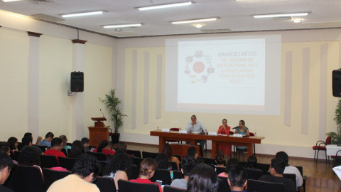 Servidores públicos asisten a conferencia “Los Retos de la Consolidación del Sistema Penal Acusatorio”