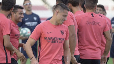  Chicharito ya entrenó con el Sevilla