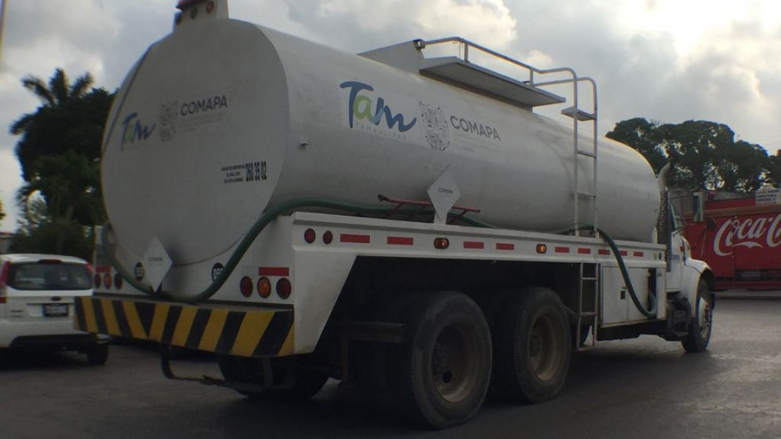 Llevan agua en pipas a zonas rurales afectadas por sequía