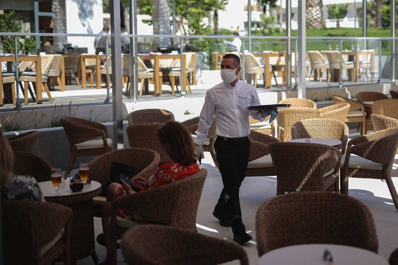 España experimenta reapertura de turismo recibiendo a miles de turistas 