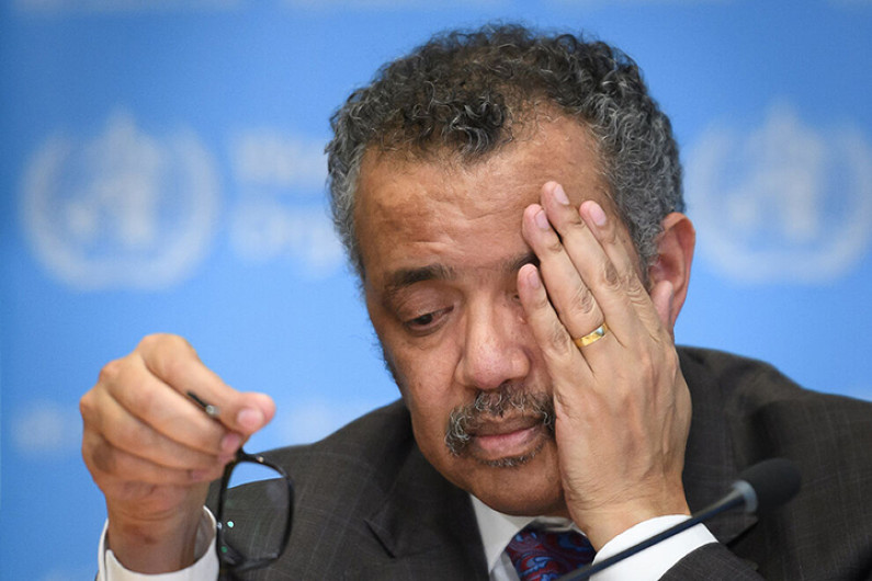 Entre lágrimas, director de la OMS llama a la unidad mundial contra el COVID-19