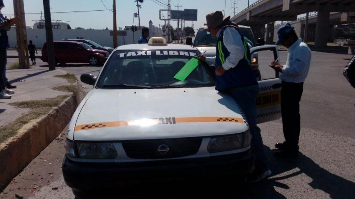 PE asegura ocho taxis pirata 