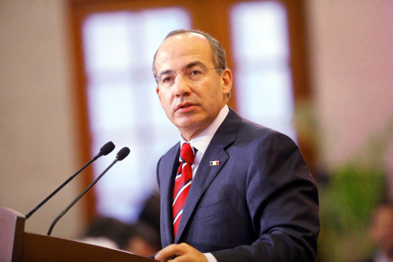 Calderón dona su pensión a fundación para niños con cáncer 