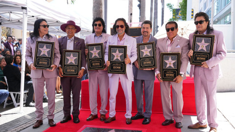 Los Bukis reciben su estrella en Hollywood; la dedican a los migrantes