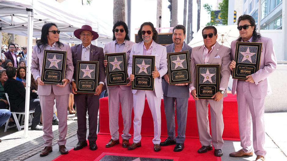 Los Bukis reciben su estrella en Hollywood; la dedican a los migrantes