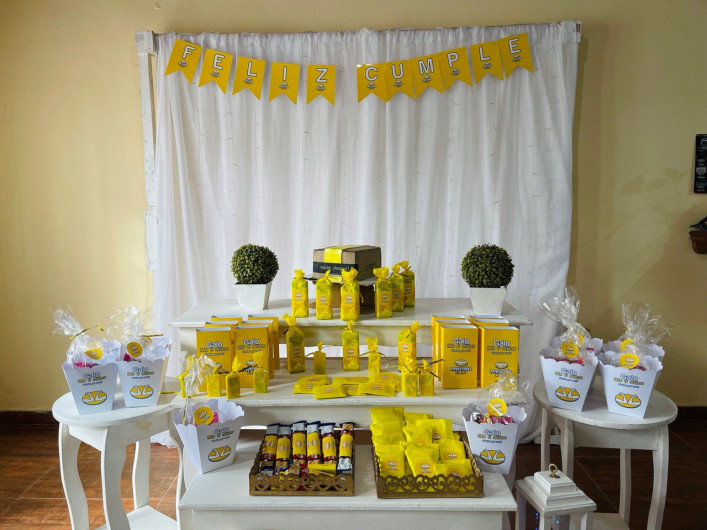 Niño celebra su cumpleaños con temática de Mercado Libre