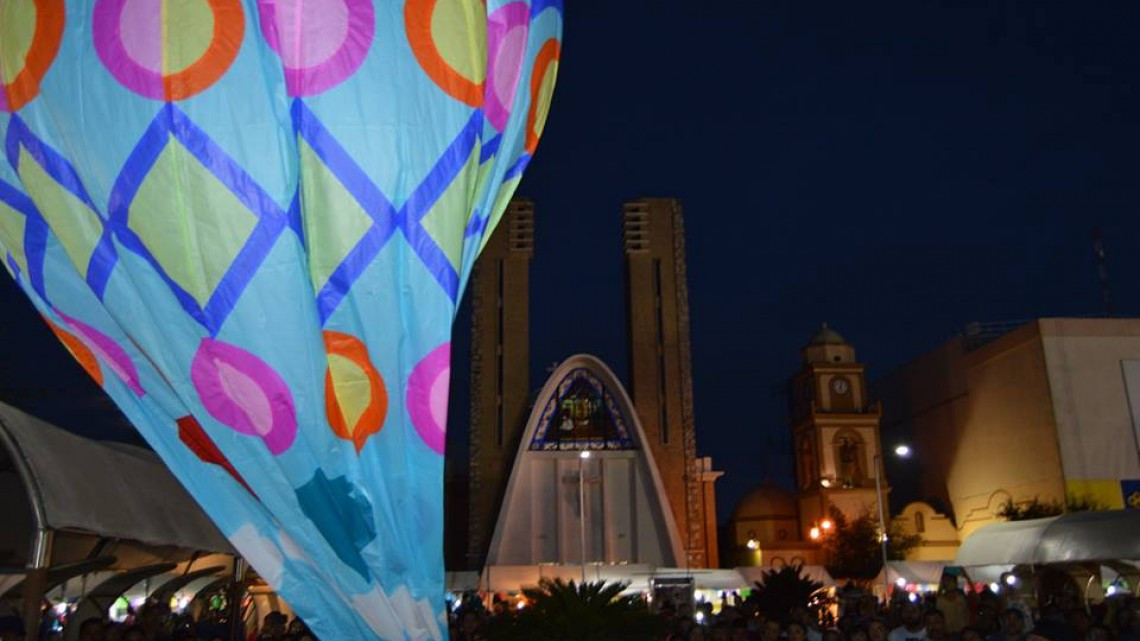 Realizan exposición de globos de cantoya gigantes