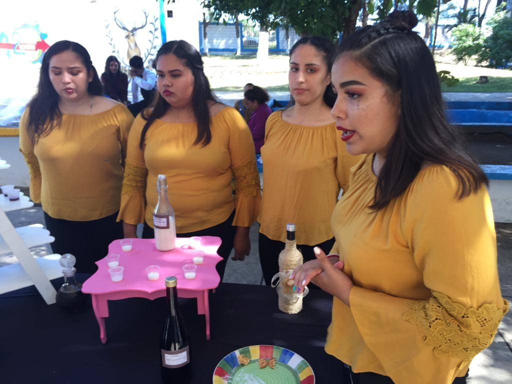 Estudiantes exponen la elaboración de alimentos y productos de limpieza y se les prepara para ser emprendedores