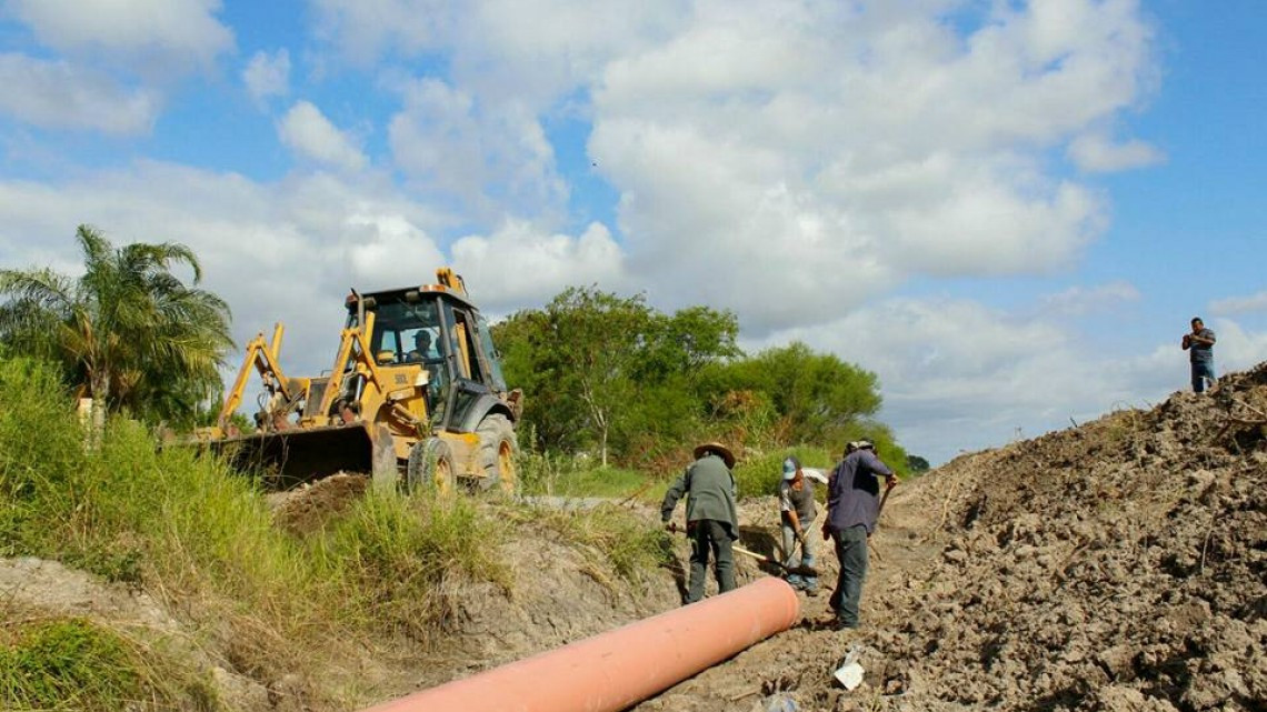 Alcalde supervisa trabajos de instalación de tubería