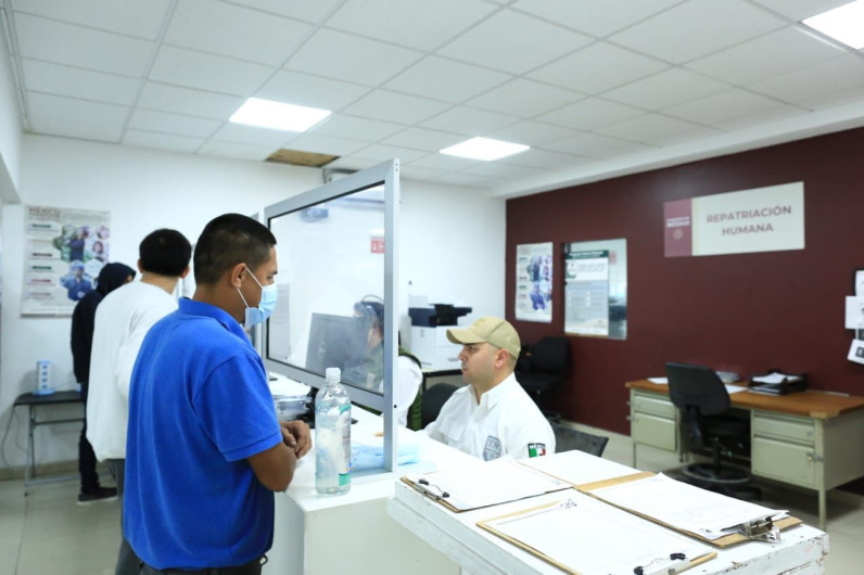 Da bienvenida Américo a repatriados y recorre Centro de Atención en Reynosa