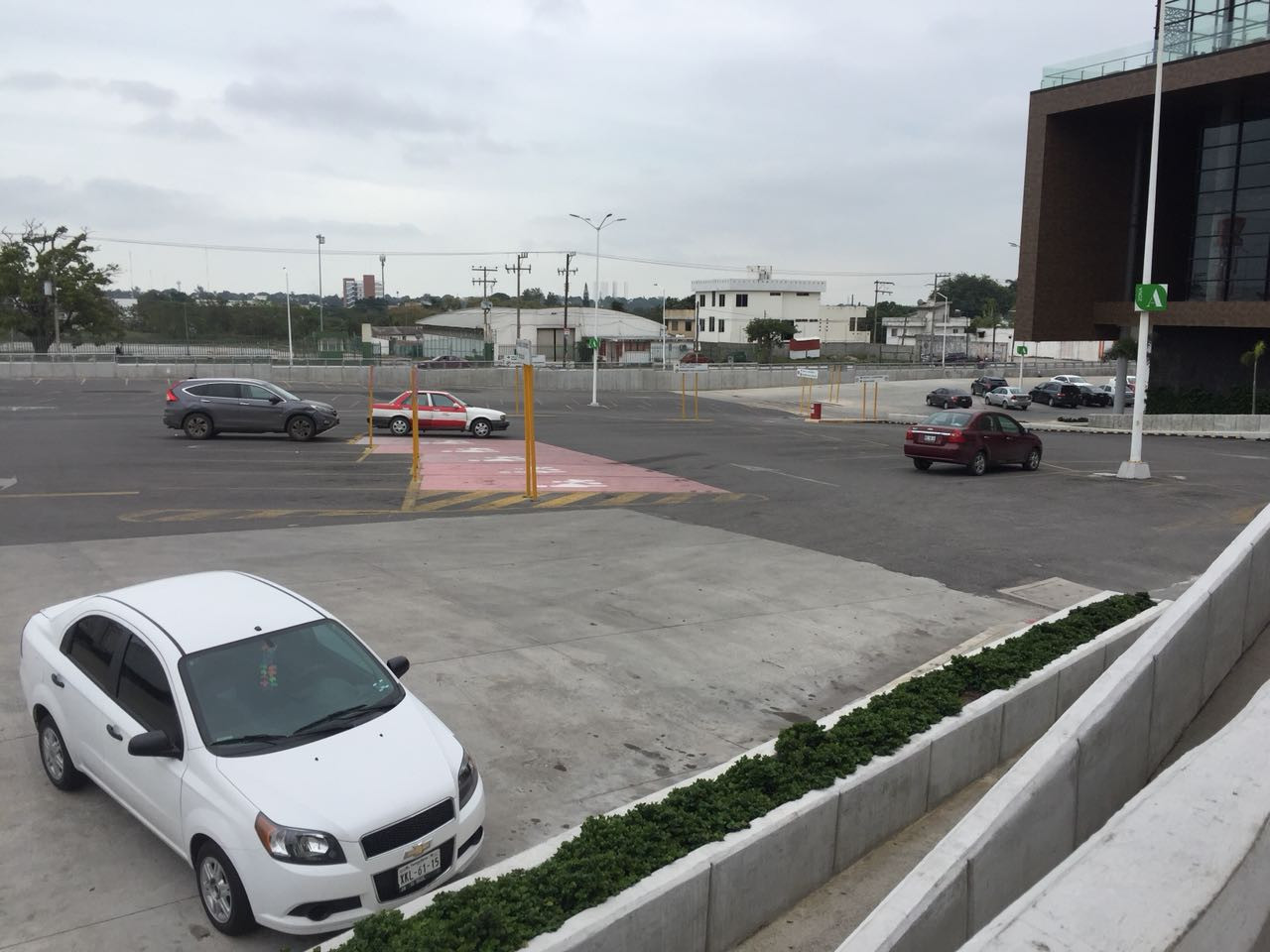 En Altama sancionarán a quienes invadan estacionamiento para discapacitados