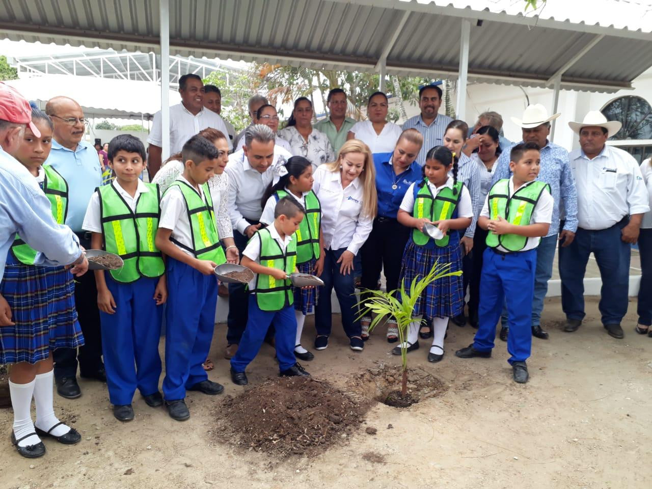 Se aplica programa "Huertos saludables" para enseñar a los alumnos sembrar hortalizas.