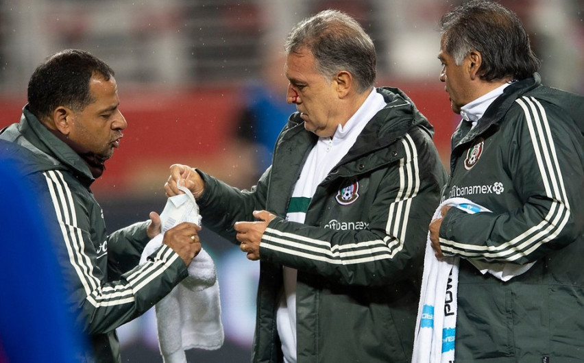 Berizzo propina balonazo accidental al 'Tata' Martino