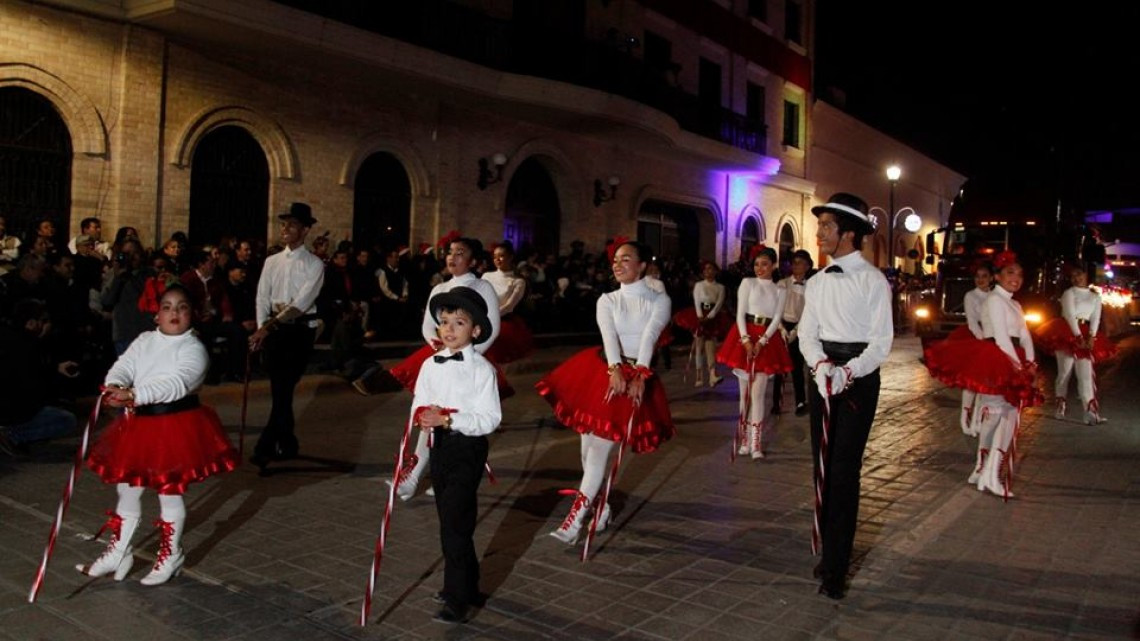 Disfrutan matamorenses de desfile y encendido de pino