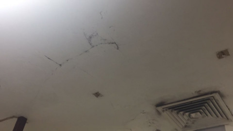 Siguen las goteras en el quirófano del hospital civil de Madero