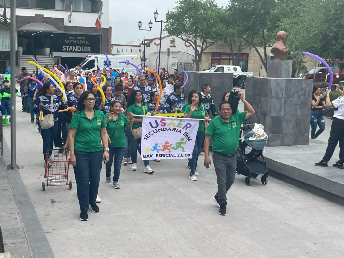 Clausuran mes de la educación especial con desfile