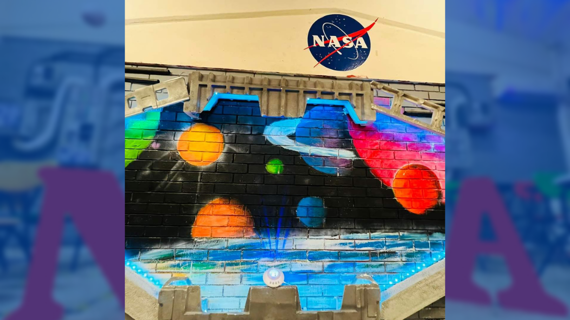 Todos a bordo: El Profe Chido decoró su salón de la NASA para estudiantes