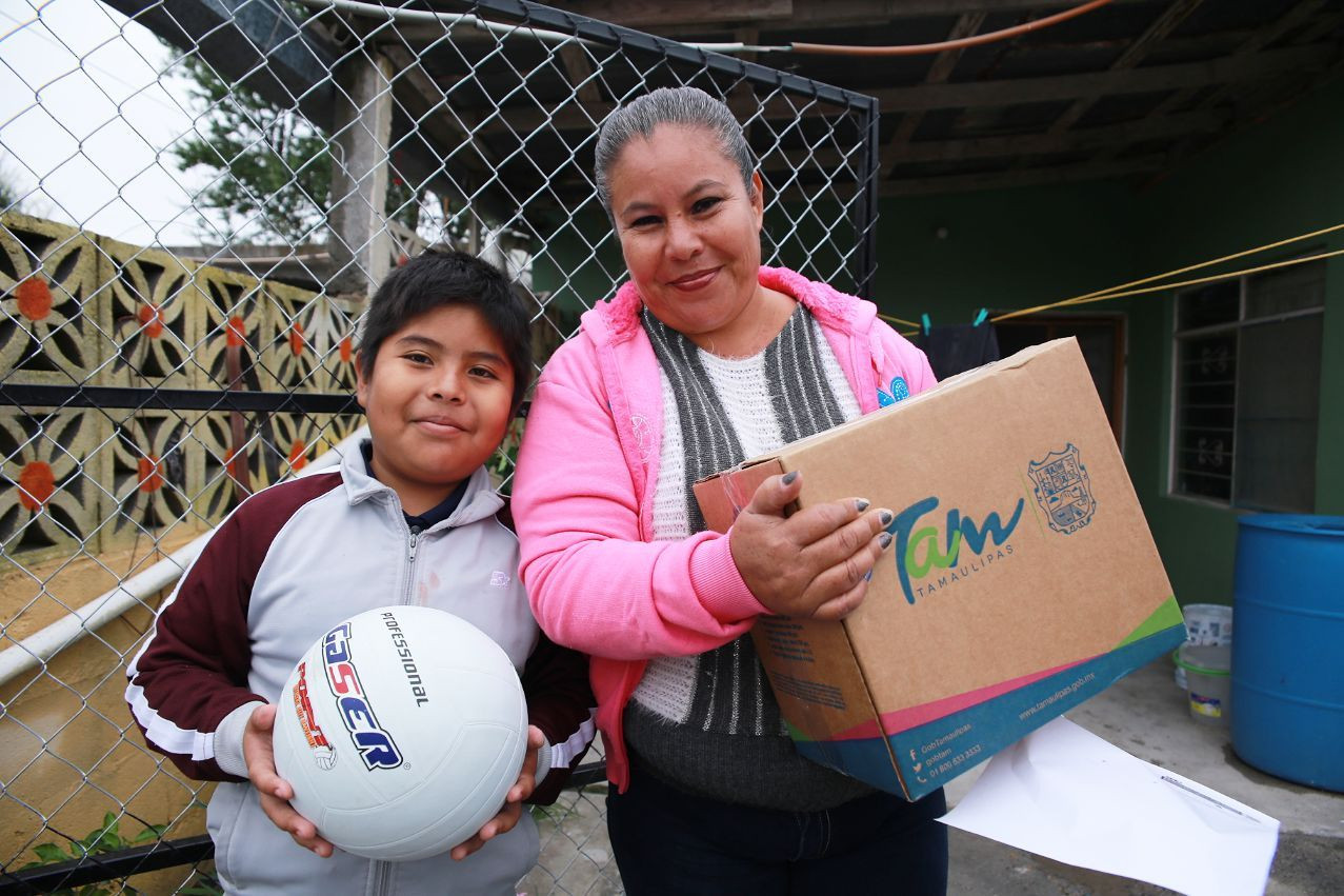 Entregan beneficios a familias de La Esperanza